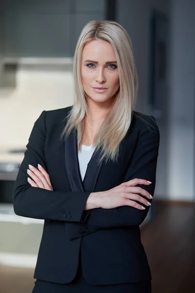 Nette und ruhige blonde Geschäftsfrau mittleren Alters in ihrem Büro — Stockfoto