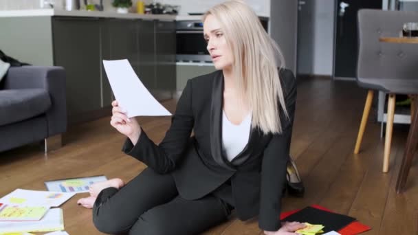 Schöne blonde Geschäftsfrau in ihrem Büro zu Hause — Stockvideo