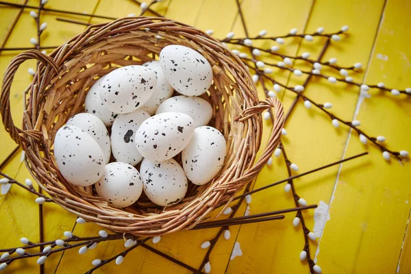 Hel kyckling ägg i brun flätad korg. Begreppet påskhelgen — Stockfoto