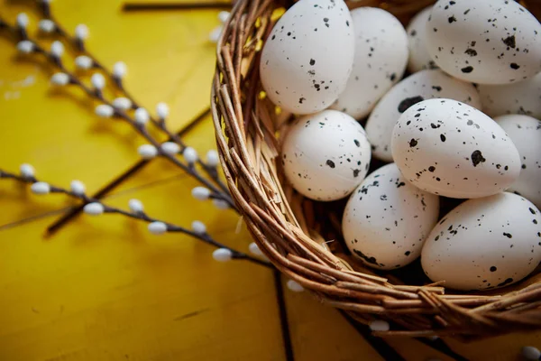 Ganze Hühnereier im braunen Weidenkorb. das Konzept der Osterferien — Stockfoto