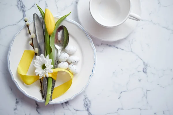 Våren påsk dukning vid vit marmor bord. Ovanifrån — Stockfoto