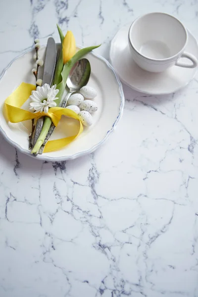 Primavera Pasqua Apparecchiatura tavolo in marmo bianco. Vista dall'alto — Foto Stock