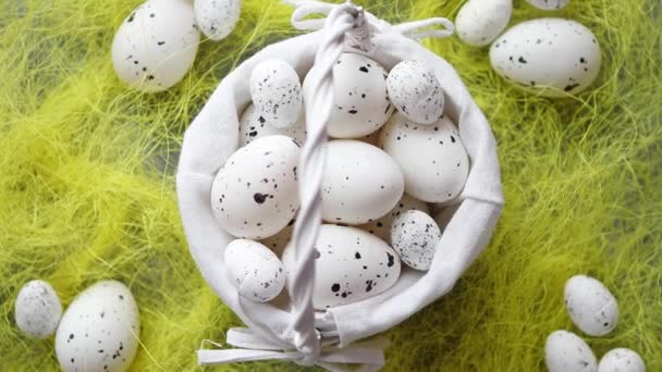 Великодні білі плямисті яйця в гнізді і весняна жовта трава — стокове відео