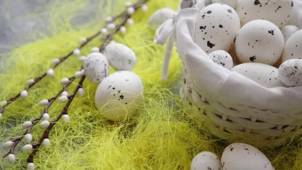 Великодні білі плямисті яйця в гнізді і весняна жовта трава — стокове відео