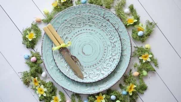 Mesa de Pascua con flores y huevos. Placas de cerámica decorativa vacía — Vídeo de stock
