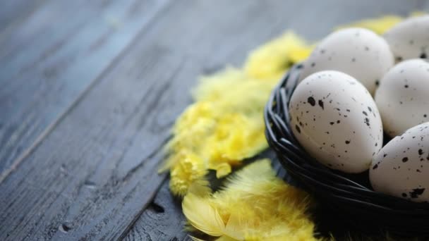 Uova di pollo intere in un nido su uno sfondo di legno rustico nero. Simboli di Pasqua — Video Stock