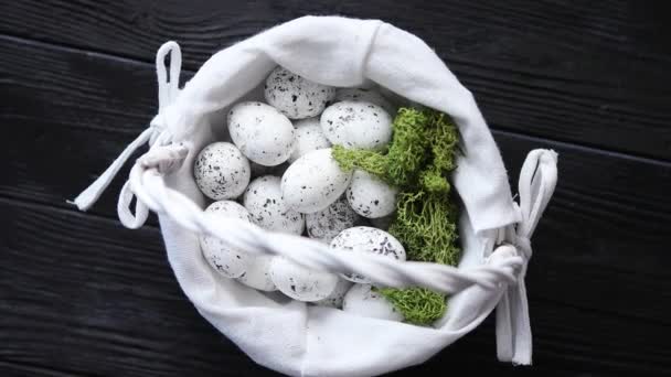 Fürj tojások a fészekben, fekete alapon rusztikus fa. Húsvéti szimbólumok — Stock videók