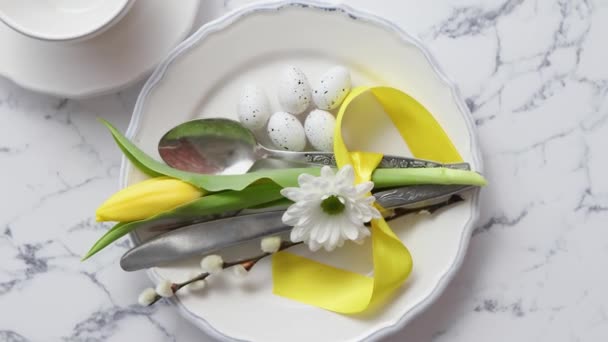 Wiosną nakrycie stołu Wielkanoc biały marmur stole. Widok z góry — Wideo stockowe