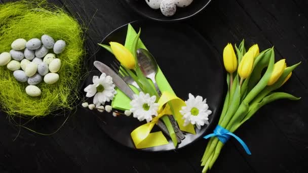 Состав посуды пасхальной весны с желтым цветком тюльпана — стоковое видео