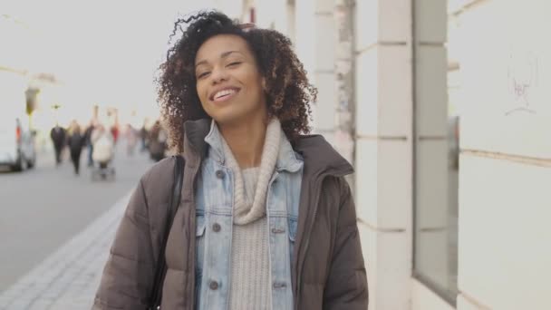 Porträtt av unga vackra blandade ras kvinna med afro frisyr Walking — Stockvideo