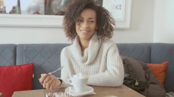 Retrato de una hermosa chica dentada sonriente tomando un descanso en una cafetería — Vídeo de stock