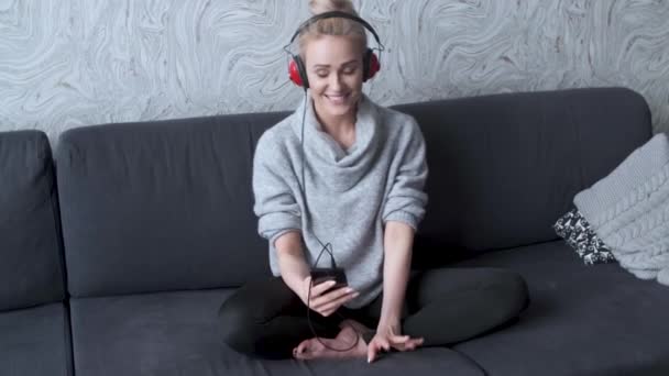 Portret van aantrekkelijke vrouw met behulp van slimme telefoon om te luisteren naar muziek — Stockvideo