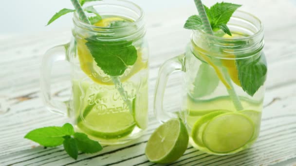 Frascos de vidro cheios de limonada refrescante — Vídeo de Stock