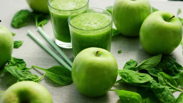 Зеленый смузи в стаканах и ингредиентах — стоковое видео