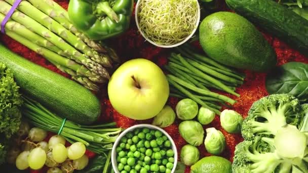 Verse groene groenten en fruit assortiment geplaatst op een roestig metaal — Stockvideo