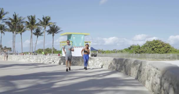 Deniz kıyısında koşu Çift — Stok video