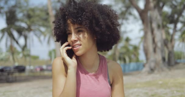 Conteúdo mulher étnica falando por telefone — Vídeo de Stock