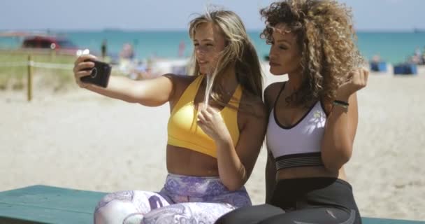 Спортивні жінки беруть селфі на пляжі — стокове відео