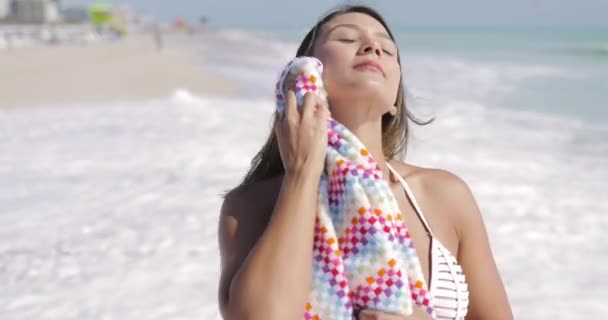 Vrouw permanent en afvegen met handdoek — Stockvideo