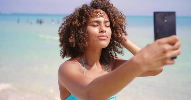 Mujer étnica alegre tomando selfie en la playa — Vídeo de stock