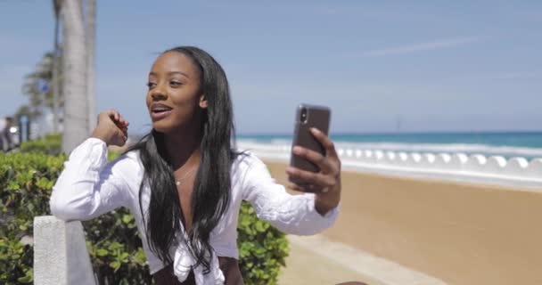 Nő vesz selfie padon — Stock videók