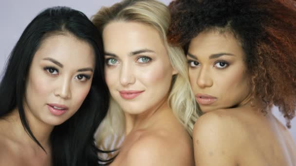 Genç ve güzel kadın modelleri Studio — Stok video