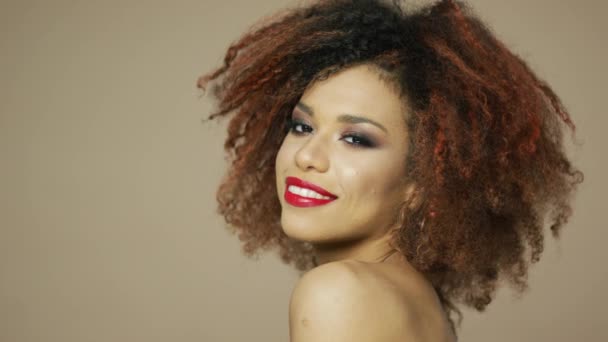 Этническая женщина с красными губами касающимися волос — стоковое видео