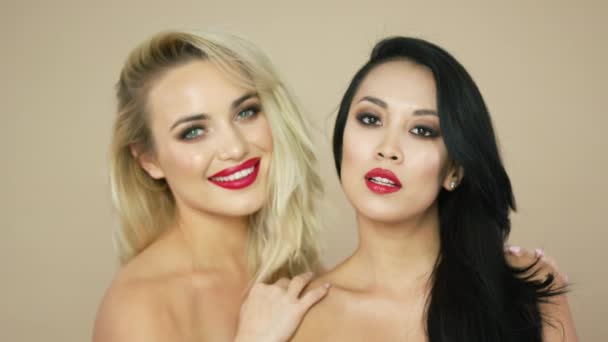 Blonde en brunette samen modellen — Stockvideo