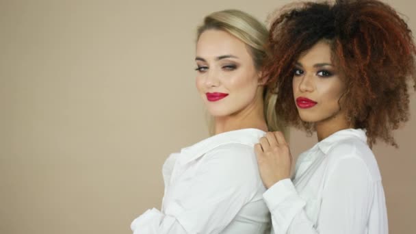 Sonriendo hermosas mujeres posando juntas — Vídeos de Stock