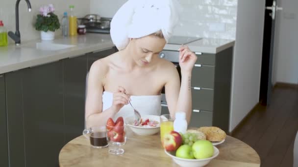 Schöne Frau mittleren Alters sitzt in ihrer Küche am Morgen — Stockvideo