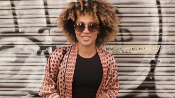 Wspaniała uśmiechnięta czarna kobieta na ulicy — Wideo stockowe
