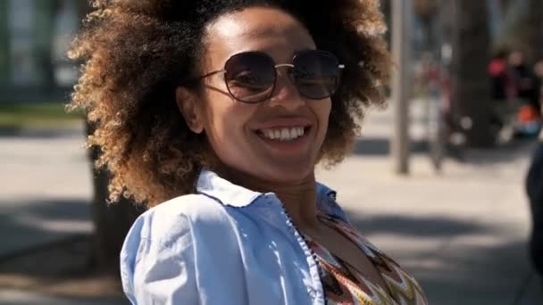 Güneş gözlüğü sevimli etnik kadın — Stok video