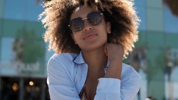 Mujer étnica de moda segura en gafas de sol — Vídeo de stock