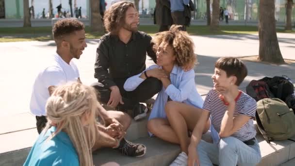 Stilvolle multiethnische Freunde chillen auf der Straße — Stockvideo