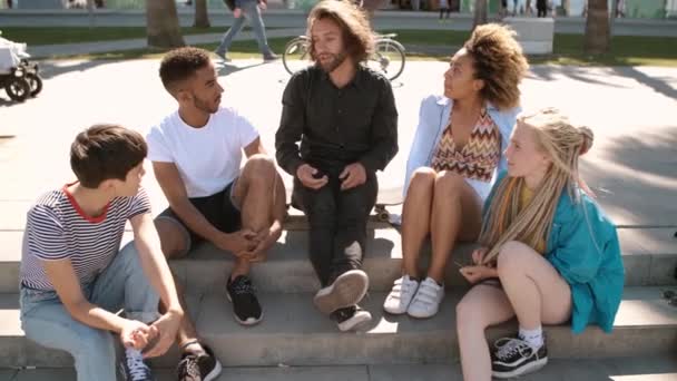 Jovens amigos elegantes conversando na rua — Vídeo de Stock