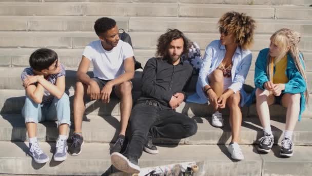 Young stylish friends on street steps — Stock Video