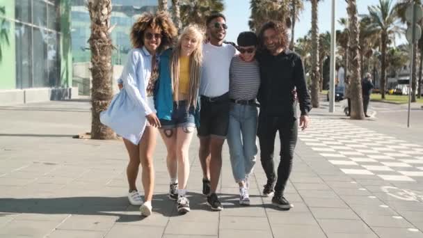 Abrazando amigos felices caminando por la calle — Vídeos de Stock