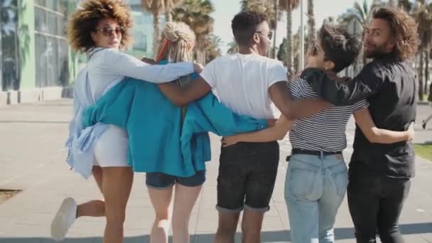 Glückliche stylische Freunde winken auf der Straße in die Kamera — Stockvideo