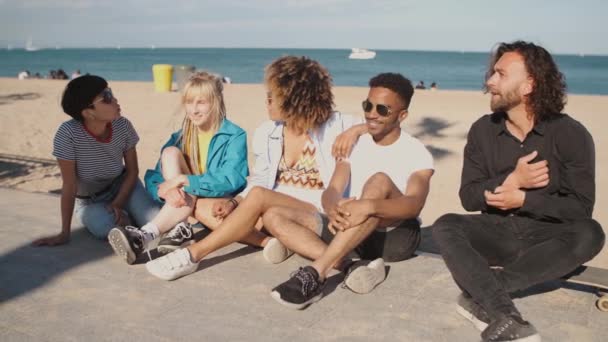 Lounging junge Freunde an der Küste der Stadt — Stockvideo