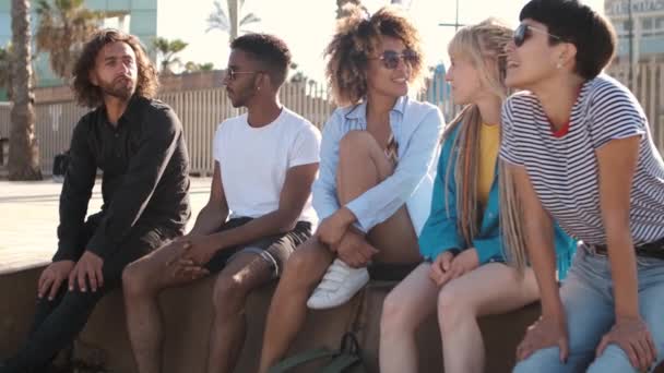 Contenidos jóvenes amigos relajándose en el paseo marítimo de la ciudad — Vídeos de Stock