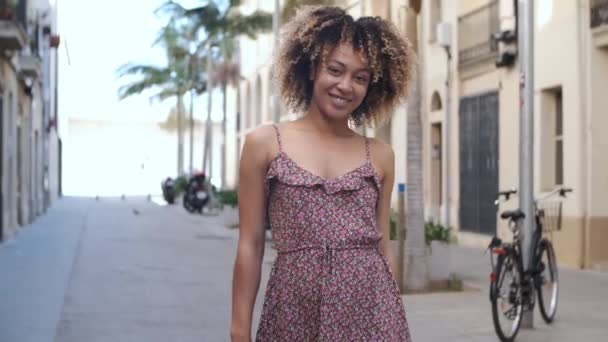 Joven mujer encantadora en vestido de verano — Vídeo de stock