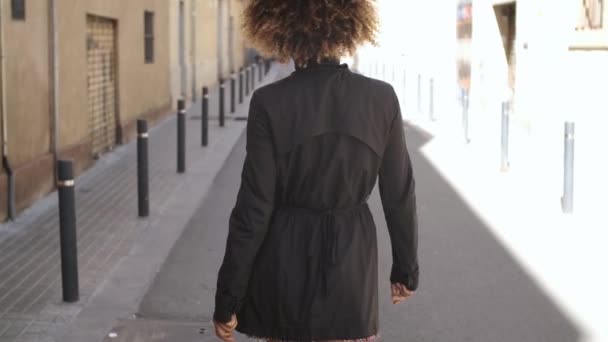 Mujer étnica joven con estilo en la calle — Vídeos de Stock