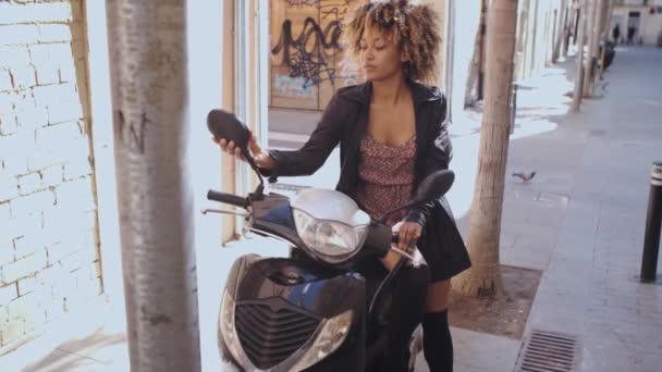 Mujer de moda de confianza en scooter en la calle — Vídeo de stock