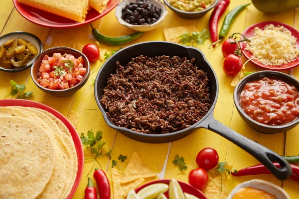 Erilaisia tuoreita ja maukkaita ainesosia chili con carne. joissa on rautapannulla lihaa — kuvapankkivalokuva