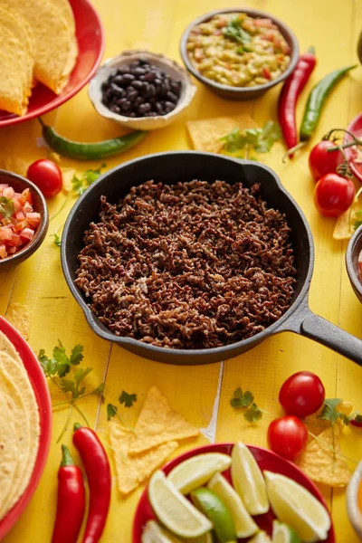 Berbagai bahan segar dan lezat untuk chilli con carne. Dengan daging di atas panci besi — Stok Foto