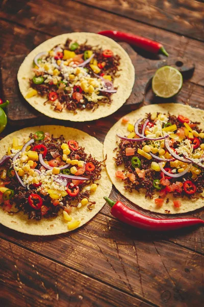 Tortillas de maïs santé au bœuf grillé, poivrons frais, fromage, tomates — Photo