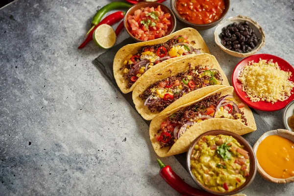 De savoureux tacos de viande mexicaine servis avec divers légumes et salsa — Photo