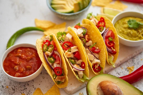 De savoureux tacos de viande mexicaine servis avec divers légumes et salsa — Photo