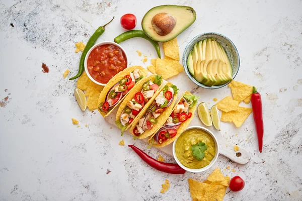 De savoureux tacos de viande mexicaine servis avec divers légumes et salsa — Photo
