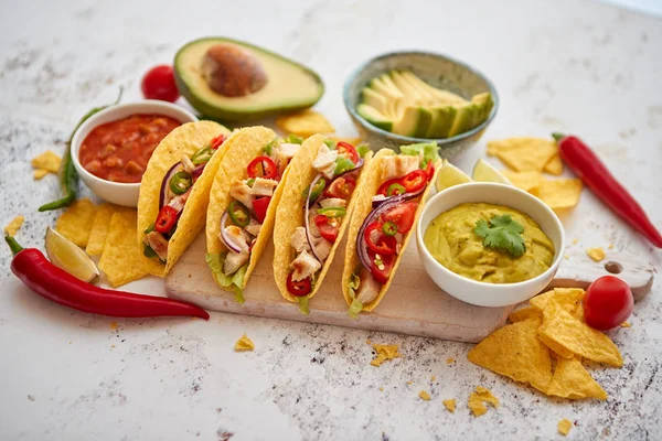 De savoureux tacos de viande mexicaine servis avec divers légumes et salsa — Photo